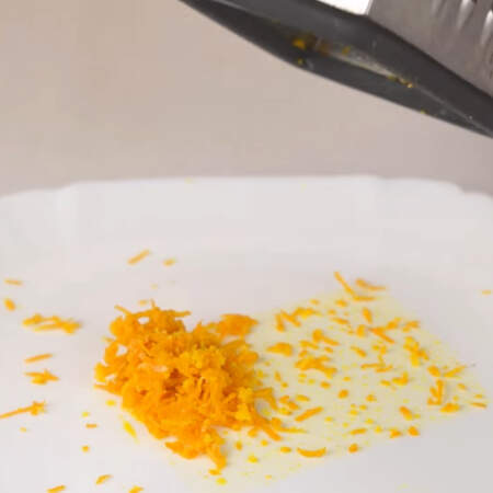 Сначала снимаем цедру с апельсина, только оранжевую часть. 