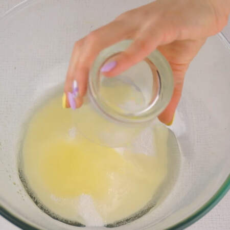 В миску насыпаем сахар и наливаем подсолнечное масло. 