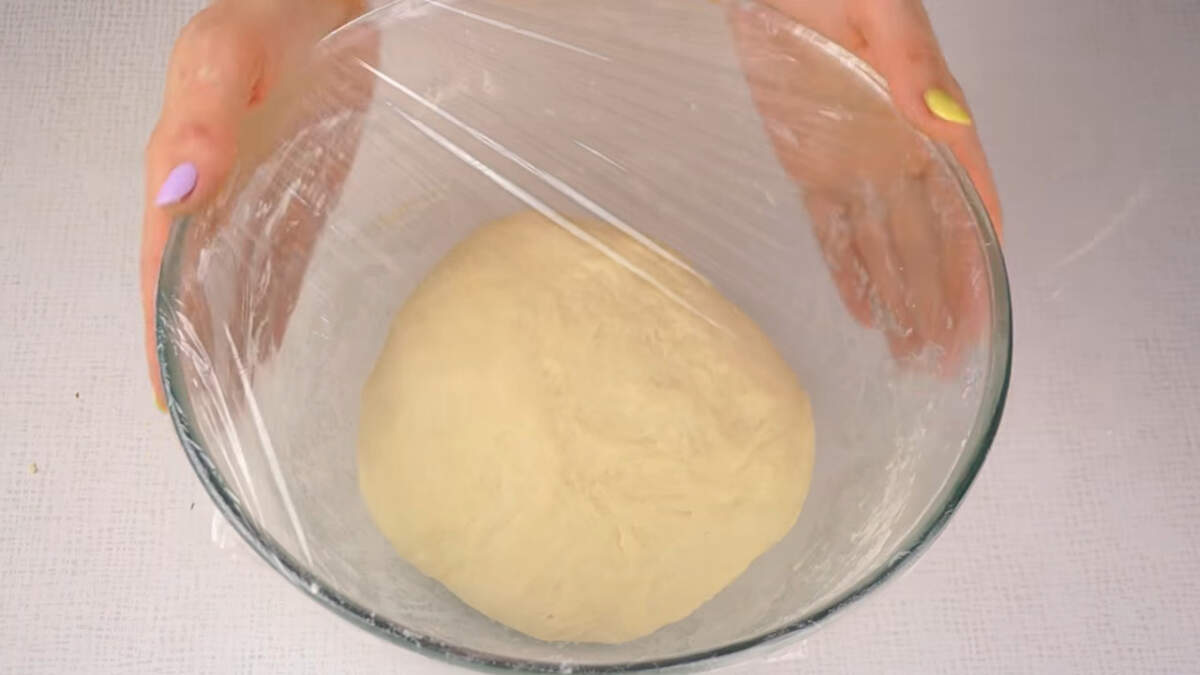 Миску с тестом накрываем пищевой пленкой и ставим в теплое место чтобы тесто подошло в полтора - два раза.
