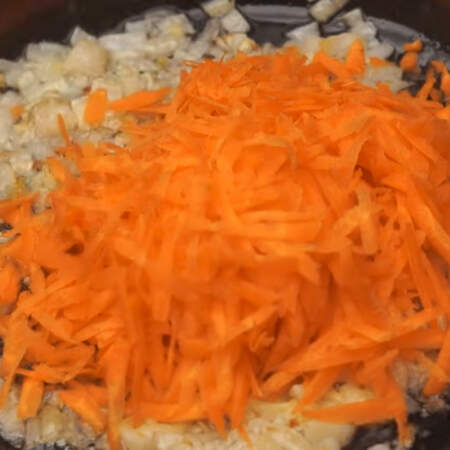 К уже подзолотившемуся луку добавляем морковь.