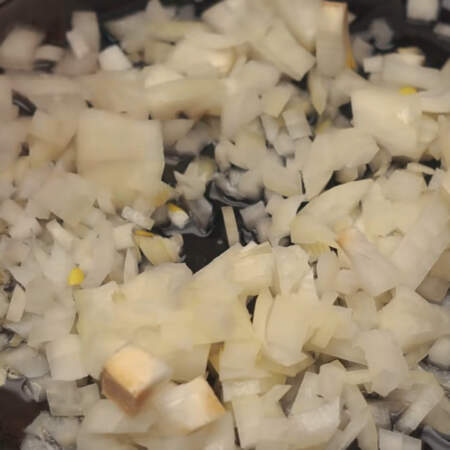 Нарезанный лук кладем на раскаленную сковороду с подсолнечным маслом.