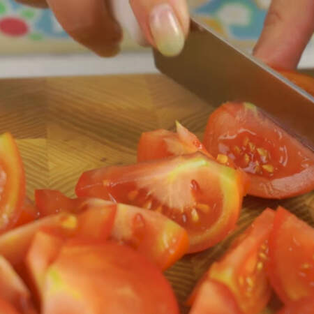 Начнем с нарезки помидоров. Используем плоды среднего размера, всего понадобится 5 шт. Вырезаем плодоножку и нарезаем дольками.
