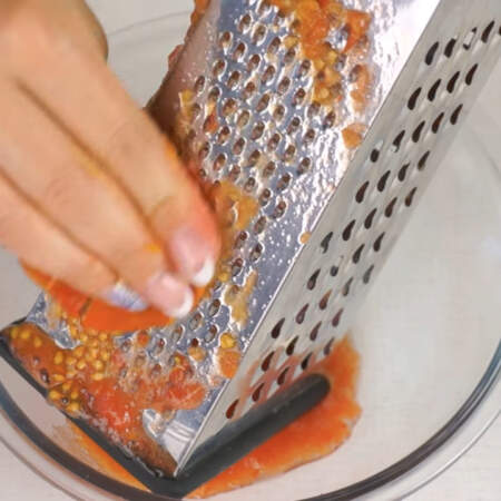 Пока запекается перец делаем заправку для салата. Берем помидоры и натираем их на мелкой терке.