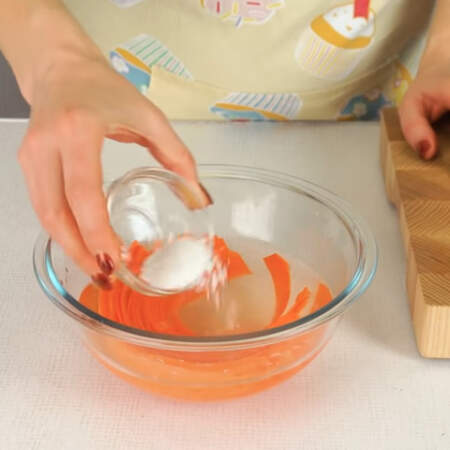 Полоски моркови кладем в миску, наливаем 1 стакан воды и насыпаем 1 ст.л. соли. Размешиваем, чтоб растворилась соль. Оставляем морковь в соленой воде пока будем делать салат.
