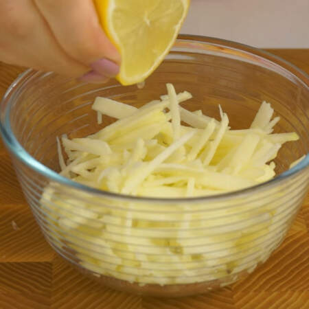 На яблоки выдавливаем 1-2 ст. л. лимонного сока, он не даст яблокам потемнеть и придаст салату легкую кислинку.