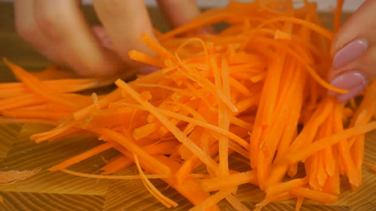 Свежую морковь так же натираем на слайсере или на крупной терке.