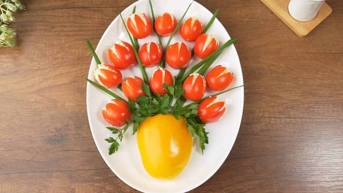 Тюльпаны из помидоров с крабовыми палочкам, яйцами и сыром