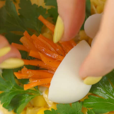 Из морковной соломки и части яичного белка делаем цветок хризантемы.