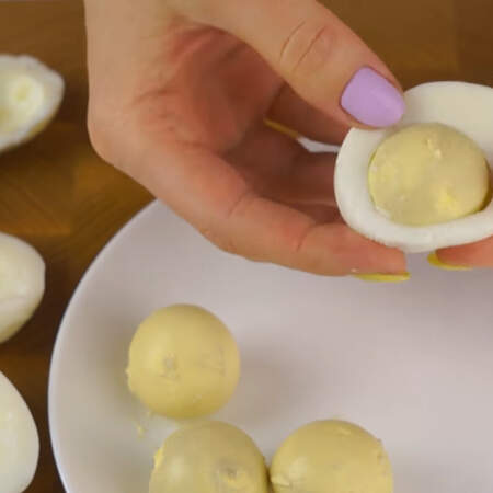 Вареные яйца аккуратно разделяем на белок и желток.
