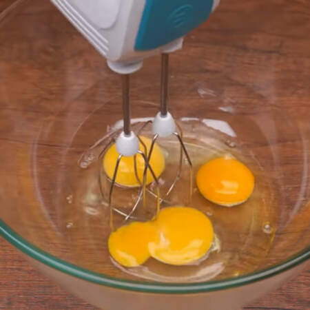Сначала испечем бисквит.
3 яйца разбиваем в миску. 