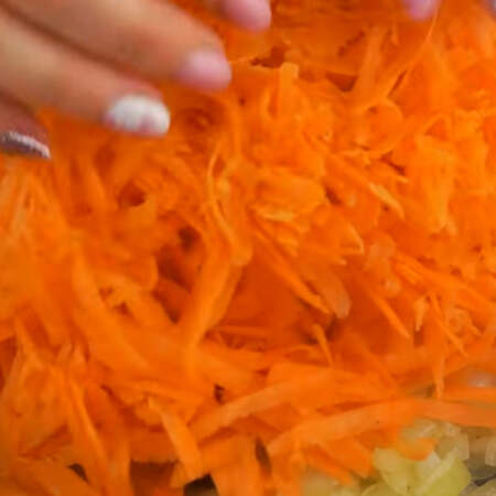 и к нему добавляем тертую морковь.