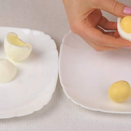 Вареные яйца разделяем на желток и белок.