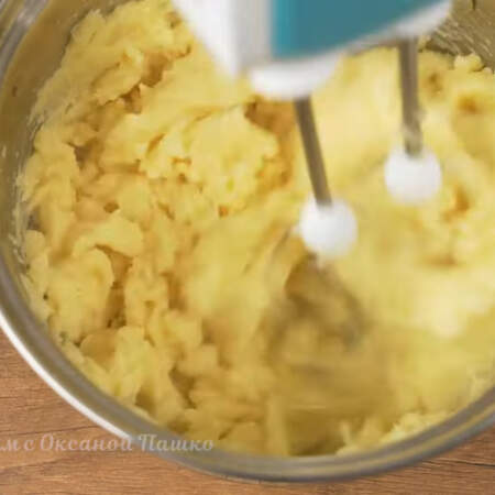 После каждого яйца перемешиваем тесто до однородности с помощью миксера или ложкой.