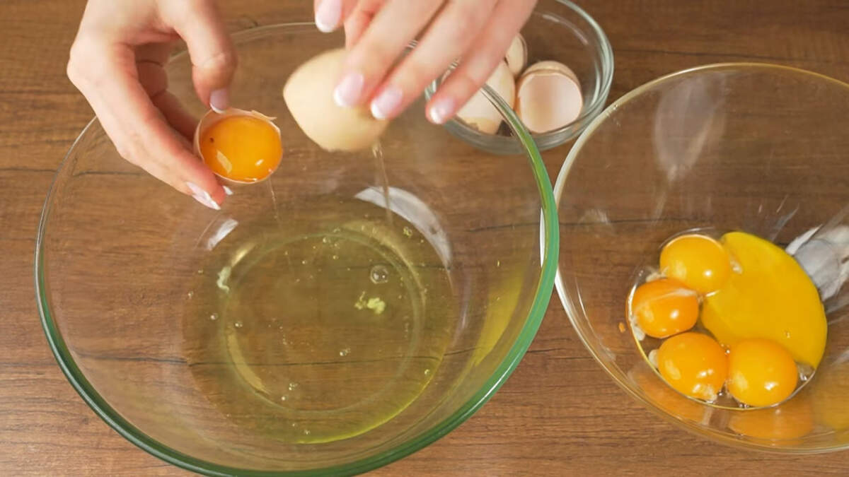 В миску разбиваем 6 яиц разделяя их на белок и желток. Обе миски обязательно должны быть сухими и чистыми.