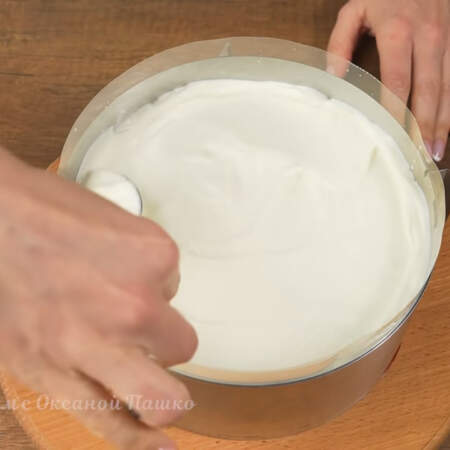 На застывшее желе наносим слой сметанного крема. Примерно четвертая часть сметанного крема должна остаться, она понадобится для украшения торта.