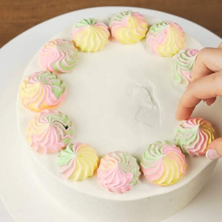 Готовое безе красиво выкладываем сверху торта по кругу. 