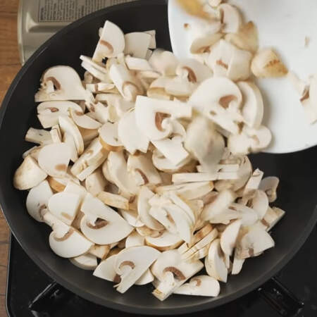 На хорошо разогретую сковороду кладем грибы. Готовим их на самом большом огне,периодически перемешивая. 