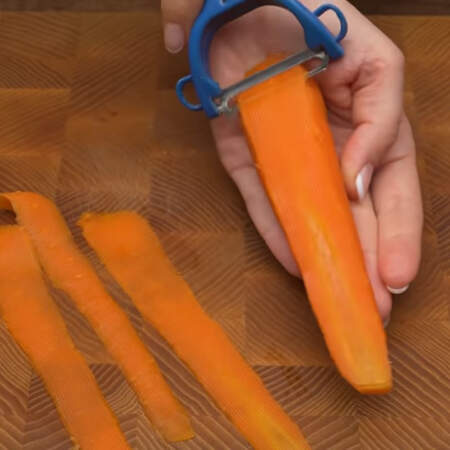 Для того, чтоб сделать серединку у нарциссов нарезаем длинные пластинки из вареной морковки с помощью овощечистки.