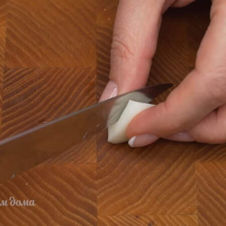 Для того чтобы лепесток выглядел более  аккуратно и был одинаковым по толщине, разрезаем его с помощью ножа. 