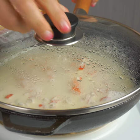 Сковороду накрываем крышкой и жарим на маленьком огне приблизительно 2-3 минуты только с одной стороны. 