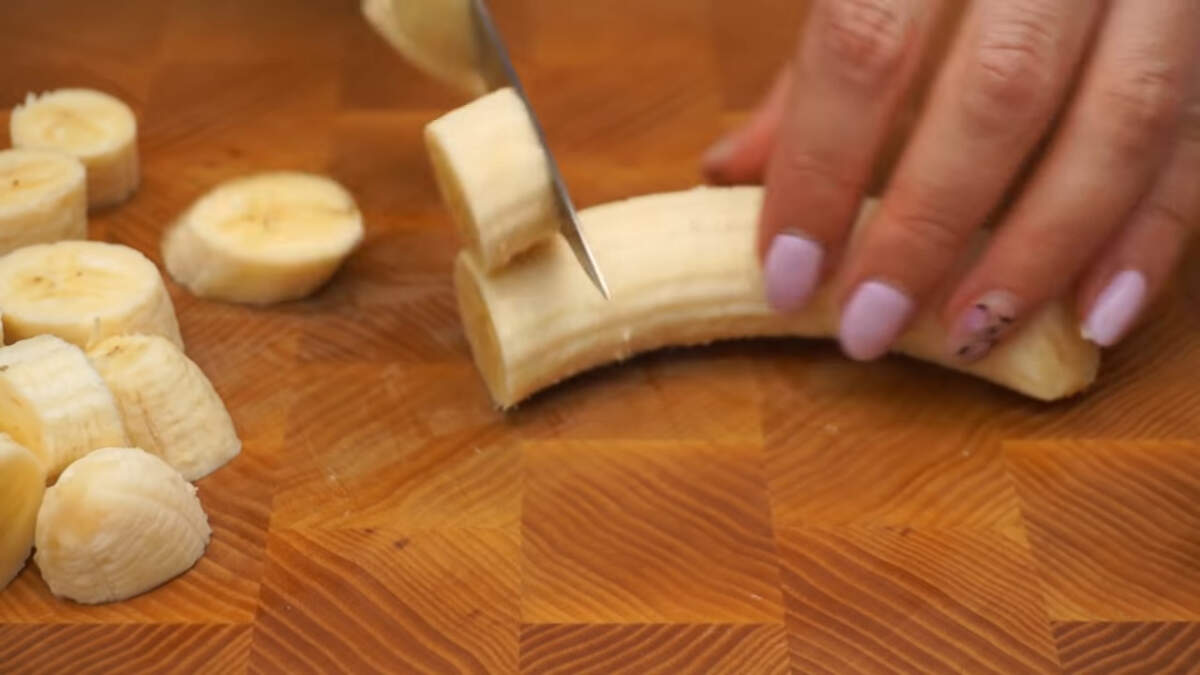 Один банан очищаем от кожуры и нарезаем небольшими кусочками.