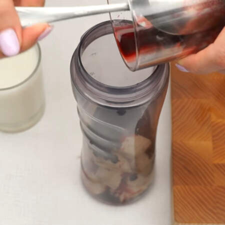 В чашу блендера кладем порезанный банан, пол стакана черники, если замороженная, то нужно предварительно разморозить.