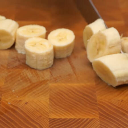 Два банана чистим от кожуры и нарезаем кусочками. 