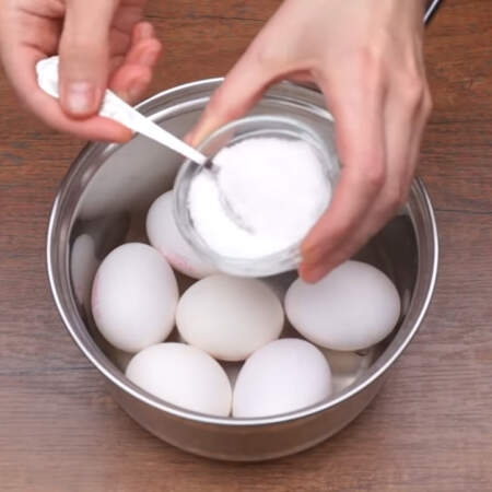 Сначала нужно сварить яйца вкрутую.
Сырые вымытые яйца комнатной температуры кладем в сотейник или кастрюлю. Насыпаем 1 ч.л. соли. Соль добавляем для того, если яйцо треснет, то чтоб белок и желток не вытек в воду.