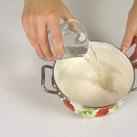 Сначала приготовим сироп. Высыпаем сахар в кастрюлю и добавляем стакан воды. 