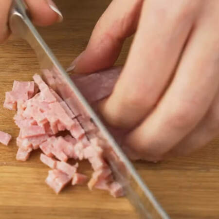 Сначала приготовим начинку.
100 г колбасы или ветчины нарезаем мелкими кубиками.