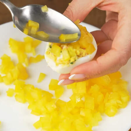 Остальные 6 половинок фаршированных яиц украшаем кусочками желтого перца.