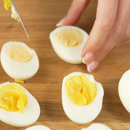 6 вареных яиц разрезаем пополам. 