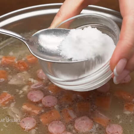 Суп солим примерно половиной ст.л. соли. Все перемешиваем.