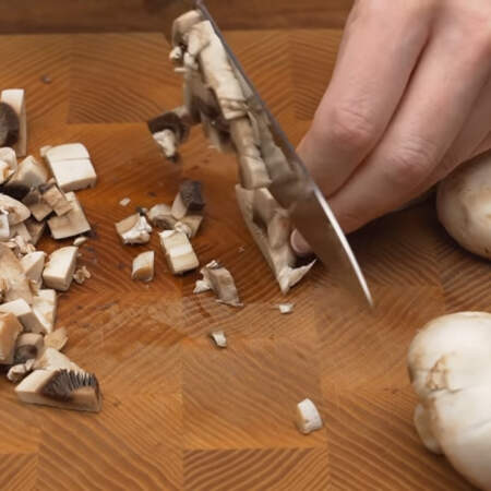 Пока варятся овощи подготовим грибы.
300 г промытых шампиньонов нарезаем небольшими кубиками.