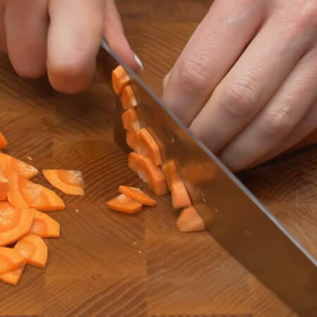 1 морковь сначала разрезаем вдоль на 4 части, а затем нарезаем четверть кружочками.