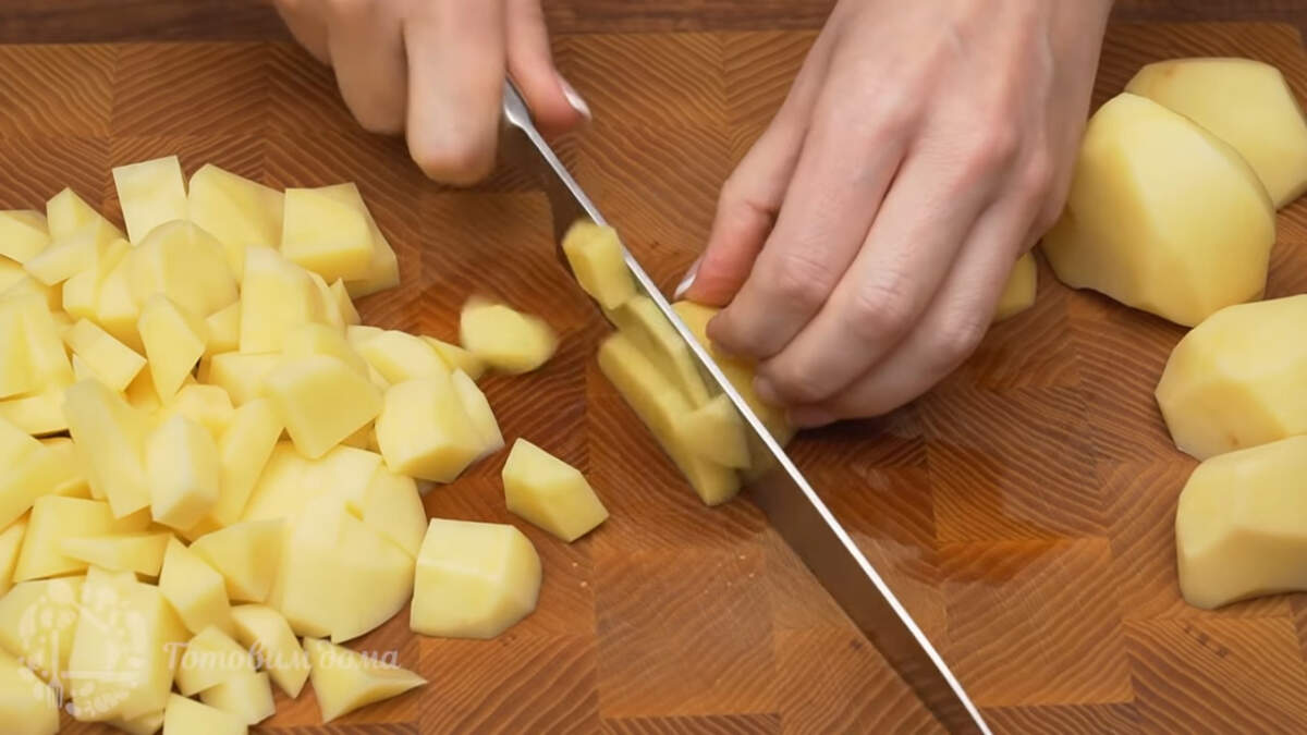 400 г уже очищенного картофеля нарезаем небольшими кусочками.
