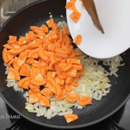  Пассеруем лук до золотистости. К подзолитившемуся луку добавляем подготовленную морковь. 