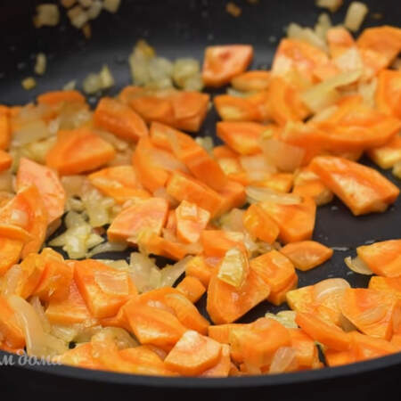 Пассеруем еще несколько минут до мягкости морковки.