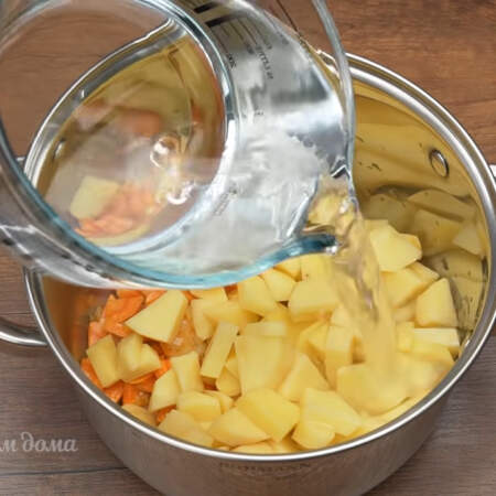 Приготовленную пассеровку перекладываем в 4-х литровую кастрюлю, в которой будем варить суп.
Сюда же кладем нарезанный картофель. Все заливаем 1,5 л воды или бульона.