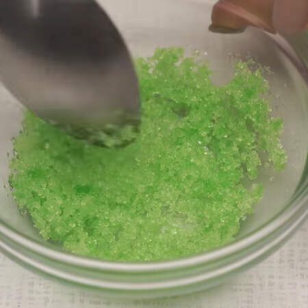 Окрашенную воду выливаем в сахар и все хорошо перемешиваем. Я окрасила сахар в зеленый, голубой и розовый цвета.
