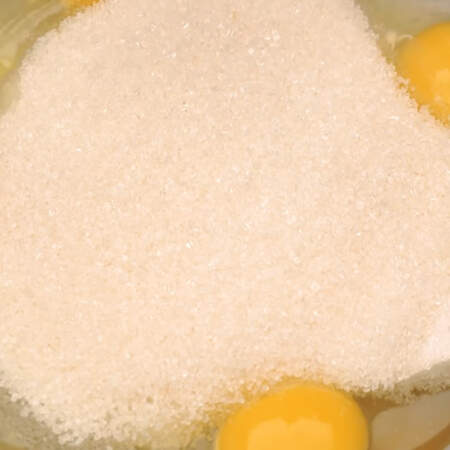 Опара уже созрела начинаем замешивать тесто. В миску разбиваем 5 яиц, 10 г ванильного сахара и оставшиеся 300 г сахара. 