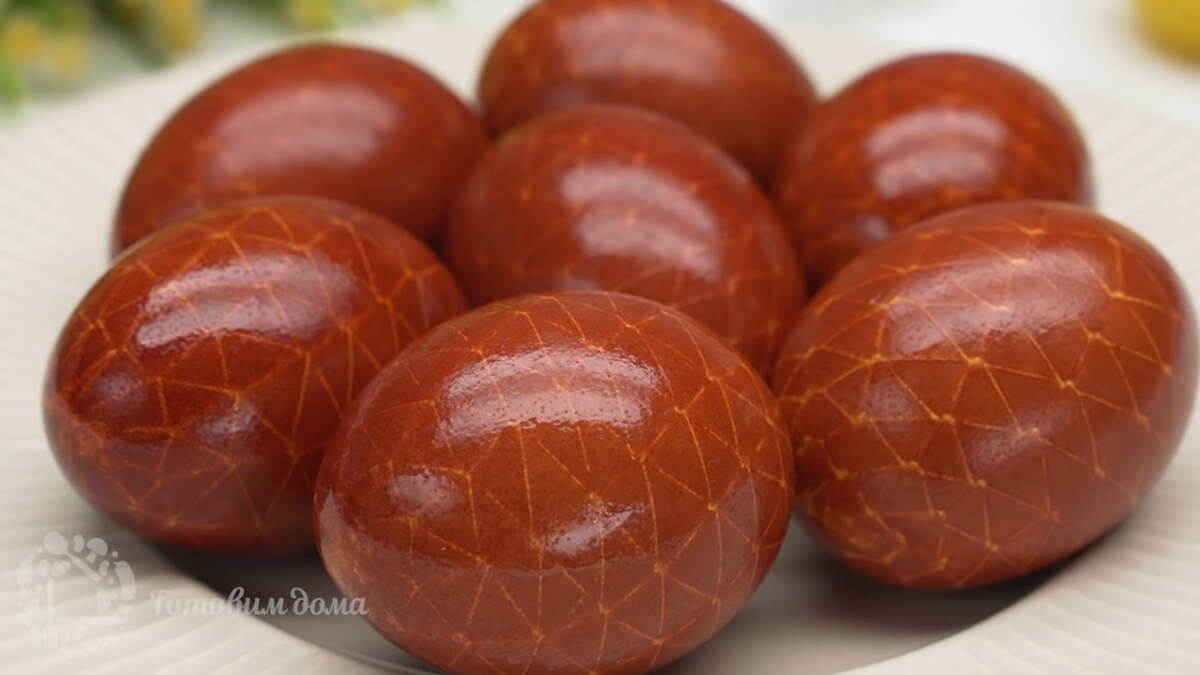 Пасхальные яйца получились красивыми и с необычным рисунком. Приготовить их просто и не составим особого труда. Также большим плюсом в такой покраске яиц, является ее натуральность.
