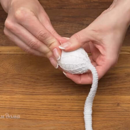 Берем 1 сырое яйцо и аккуратно натягиваем на него эластичный бинт. Зашиваем его с одной стороны нитками. 