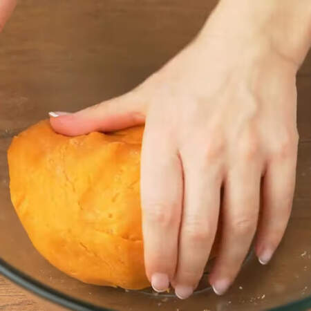 Когда тесто остынет до более комфортной температуры, вымешиваем его руками.