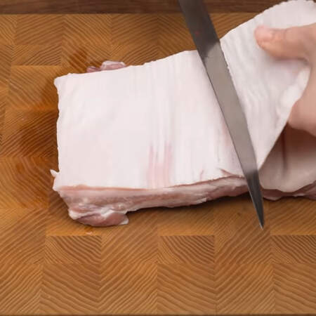 Берем примерно 1 кг свиной грудинки одним куском. Очень желательно, чтобы больше было мяса.
С грудинки снимаем шкуру, если она есть.