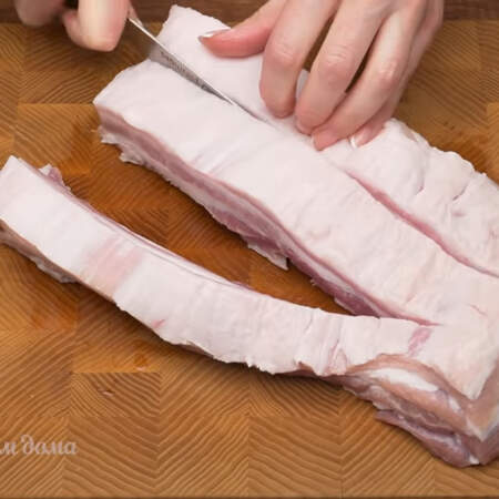 Мясо разрезаем вдоль на три примерно одинаковых куска, С одного из концов мясо не разрезаем. Ширина каждого кусочка должна быть примерно 2-4 см.
