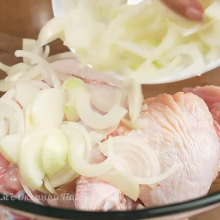 В миску кладем подготовленное мясо, нарезанный лук.