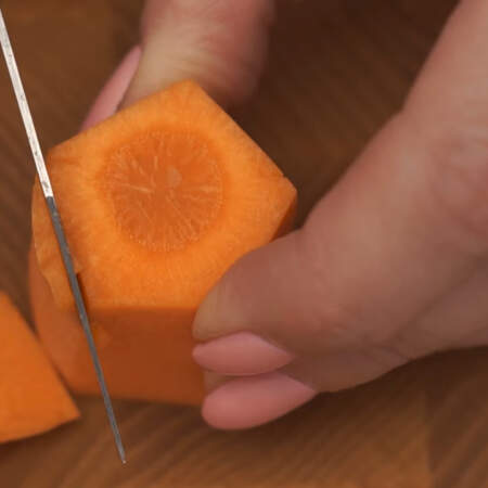 Теперь займемся украшением салата. Берем небольшой кусок сырой моркови и аккуратно ножом срезаем стороны, чтобы получился пятиугольник.