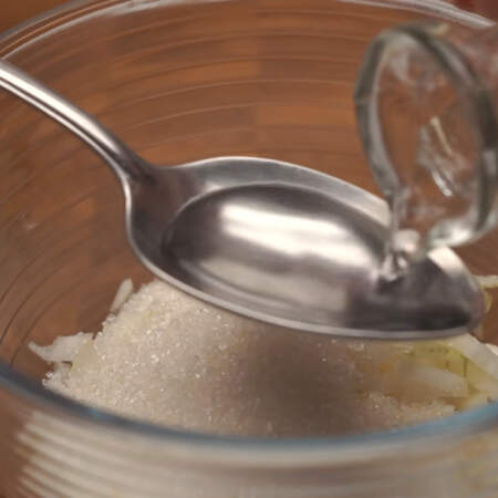  Порезанный лук перекладываем в мисочку, сюда же насыпаем пол чайной ложки соли, 2 ст. л . сахара, 2 ст. л. 9% уксуса.