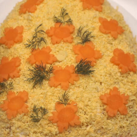 Сверху салат украшаем цветочками из морковки и небольшими веточками укропа.